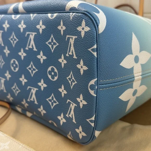 Brand new never used Louis Vuitton Blue and White Shoulder Bag Neverfull MM - Picture 14 of 15